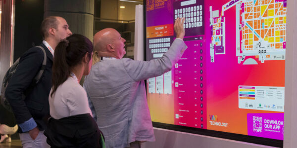 VivaTechnology informer les visiteurs sur de très grands écrans tactiles